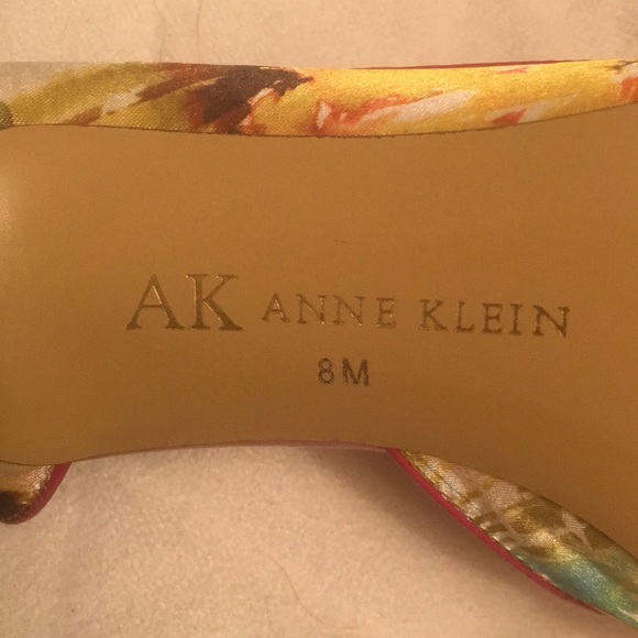 AK Anne Klein Fabric Heels. - Picture 3 of 4